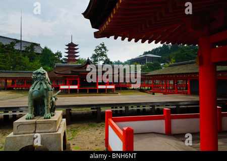 Sanctuaire d'Itsukushima, Goju-no-to (Five-Storied Pagoda) et Senjokaku (Mille Tatami Hall), Miyajima, Honshu, Japan Banque D'Images