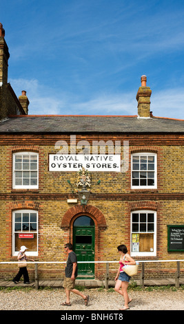 Les gens en passant devant l'Huître indigène royale dans les magasins à Whitstable Kent. Banque D'Images