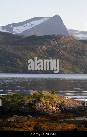 Styrkesnes Harbour en Norvège, Norland Fylke, en été. C'est tard dans la soirée, mais lumineux à cause de soleil de minuit Banque D'Images