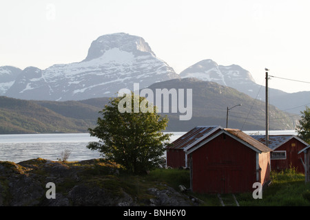 Styrkesnes Harbour en Norvège, Norland Fylke, en été. C'est tard dans la soirée, mais lumineux à cause de soleil de minuit Banque D'Images