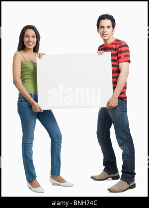 Couple holding a blank placard Banque D'Images