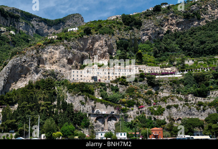 Le Grand Hotel Convento di Amalfi sur les falaises au-dessus de la ville d'Amalfi Banque D'Images