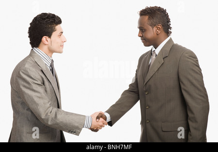 Deux businessmen shaking hands Banque D'Images