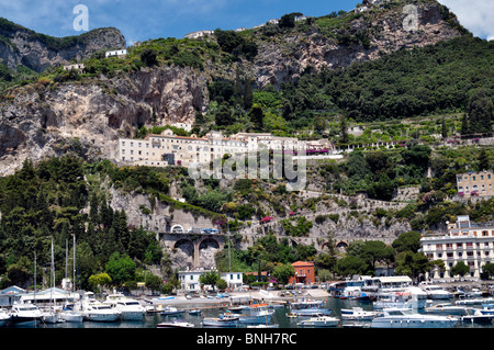 Le Grand Hotel Convento di Amalfi sur les falaises au-dessus de la ville et le port d'Amalfi Banque D'Images