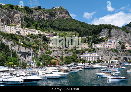 Le Grand Hotel Convento di Amalfi sur les falaises et l'hôtel La Bussola sur le front de mer de la ville d'Amalfi Banque D'Images