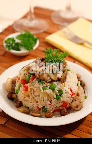 Riz au poulet et champignons. L'étape par étape :-PGGKDA PGGKE PGGKEM PGGKF 3-5 Banque D'Images