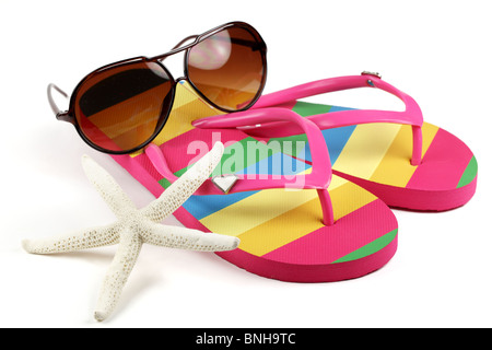 Lunettes de soleil, Tongs et Star-poisson sur fond blanc. Banque D'Images
