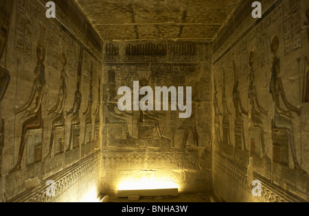 Temple ptolémaïque d'Hathor et Maat. Reliefs polychromes qui décorent l'intérieur. Dieux assis. Deir el-Médineh. L'Égypte. Banque D'Images