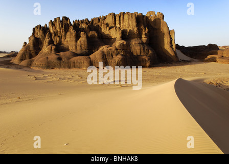 L'Algérie Sahara Rock formation Tin Akachaker vous Tassili Hoggar Tamanrasset Wilaya Afrique Afrique du Nord rock cliff dunes dunes Banque D'Images