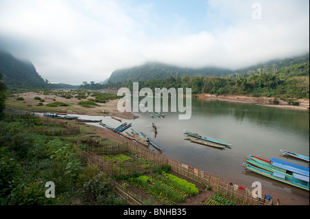 Brume matinale se cache les montagnes entourant Muang Ngoi, dans le nord-est du Laos Banque D'Images