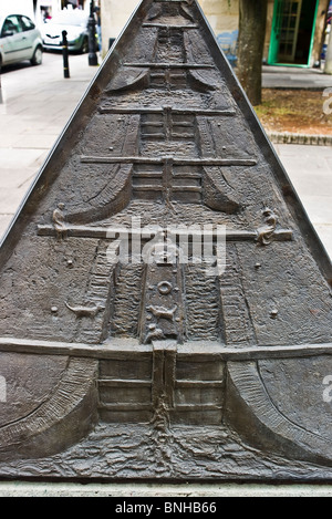 Un côté de la "pyramide" evizes sculpture montrant le célèbre Caen écluses sur le canal Kennet & Avon Banque D'Images