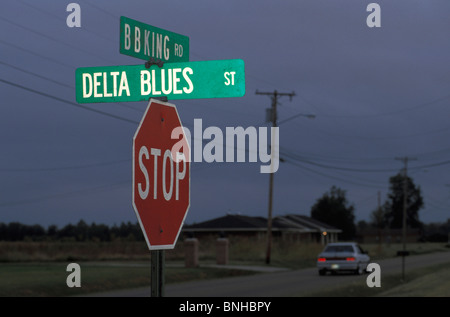 Usa Indianola Mississippi BB King Stop Delta Blues signe de la circulation des signes de la culture rurale Voiture Crépuscule Road Music United States de Banque D'Images