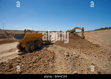 Earth Mover articulé pelle et sur la construction de routes plan du Banque D'Images