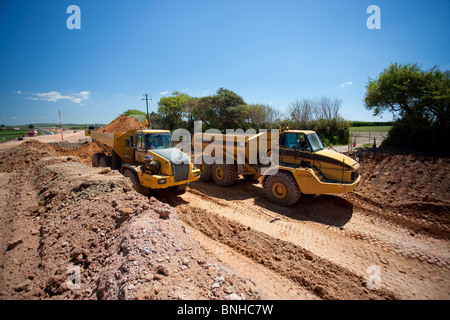 Earth Movers articulé sur la construction de routes site. Banque D'Images