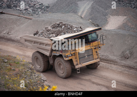 Grand earth mover dans la mienne, dump truck ou grand routier dans la région de quarry Banque D'Images