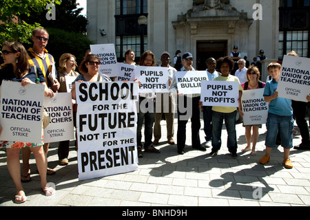 Les enseignants des protestations contre les mauvais état de Balfour l'école à l'extérieur de ville, London Islington Banque D'Images