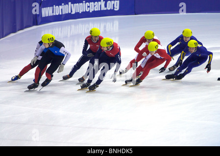 Turin, Italie - 17 février 2009 : l'équipe de France mène à la concurrence européenne relais ISU de patinage de vitesse sur courte piste Championship Banque D'Images