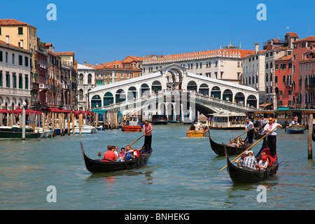L'Europe, Italie, Vénétie, Venise, classé au Patrimoine Mondial par l'UNESCO, le Pont du Rialto et le Grand canal Banque D'Images