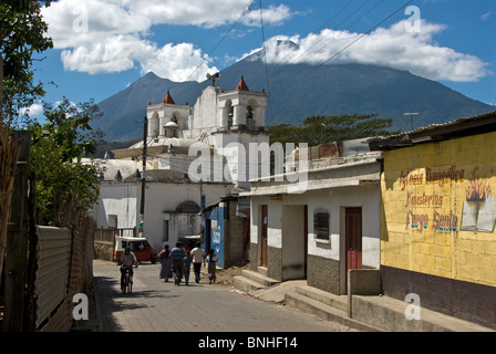 San Antonio Aguas Calientes Guatemala Amérique Zentralamerika 2008 Stadt Strasse Kirche Leute Banque D'Images