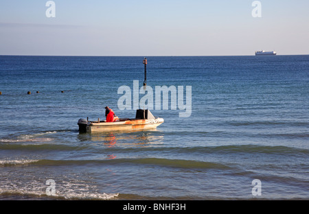 Bateau de pêche côtière de quitter le rivage à Overstrand, Norfolk, Angleterre, Royaume-Uni. Banque D'Images