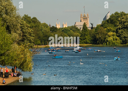 Serpentine Lake, Hyde Park centre de Londres UK.touristes marchant autour du lac. Chambres du Parlement en arrière-plan. 2010 HOMER SYKES Banque D'Images