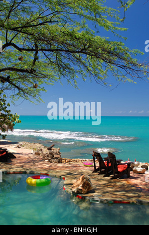 Caribbean Treasure Beach Jamaïque extérieure Jake'S HÔTEL Calabash Bay Tourisme touristes holiday vacation chaises terrasse vue mer Coast Banque D'Images