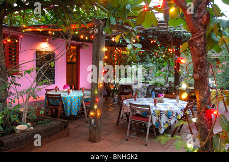 Caribbean Treasure Beach Jamaïque Restaurant Jack Sprat Jake'S HÔTEL Calabash Bay Lights Tables Chaises salle manger Dîner alimentaire Banque D'Images