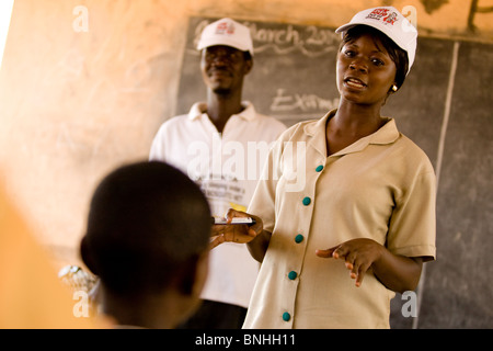 Une infirmière en santé communautaire parle de la vaccination contre la polio à l'Gbulahabila Gbulahabila dans l'école primaire, dans le nord du Ghana Banque D'Images