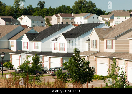 Vue de plusieurs résidences familiales dans un quartier de banlieue. Banque D'Images