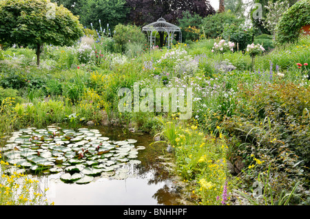 Dans un riche bassin de jardin jardin fleuri avec pavillon. design : Marianne et detlef lüdke Banque D'Images