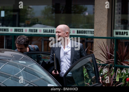 William Hague quitte avec collègue de Millbank, quartier général du parti conservateur, samedi 8 mai 2010 négociations de coalition Banque D'Images