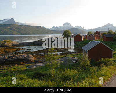 Styrkesnes Harbour en Norvège, Norland Fylke, en été. C'est tard dans la soirée, mais lumineux à cause de soleil de minuit Banque D'Images