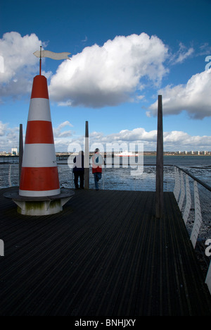 Hythe Hampshire Royaume-uni Southampton Water Pier Ferry/Estran Banque D'Images