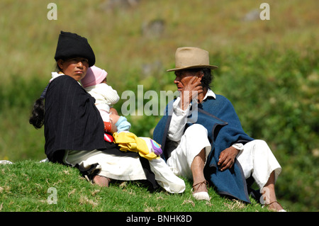 L'Equateur Peuples Indio indios Amérindiens autochtones locaux de la population locale à marché Otavalo Otavalo ville des Andes Banque D'Images