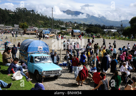 L'Equateur Peuples Indio indios Amérindiens autochtones locaux de la population locale à marché Otavalo Otavalo Otavalo ville Andes Banque D'Images