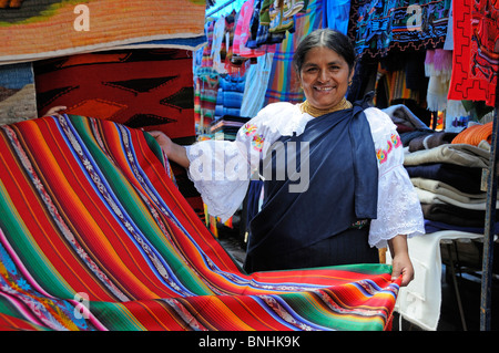 L'Equateur Peuples Indio indios Amérindiens autochtones locaux de la population locale à marché Otavalo Otavalo Otavalo ville Andes Banque D'Images