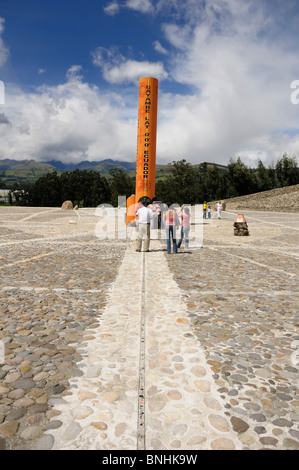 Monument de la ligne Équateur Équateur Linea Equinoccial Andes place colonne personnes attraction touristique près de la route Panamericana Banque D'Images