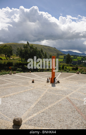 Monument de la ligne Équateur Équateur Linea Equinoccial Andes place colonne personnes attraction touristique près de la route Panamericana Banque D'Images