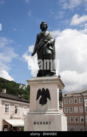 Mozartzplatz (Place Mozart), Salzbourg, Autriche, Europe. Statue monument Banque D'Images