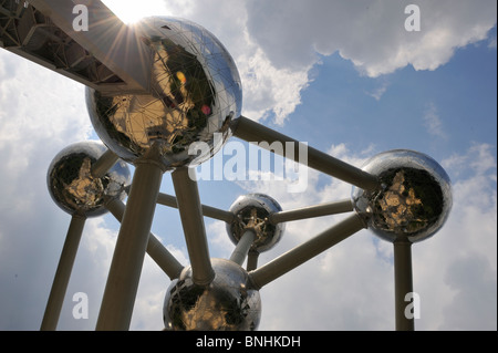 Atomium Bruxelles Belgique attraction touristique symbole iconique boules d'argent. Ciel dramatique nuages sun flare Banque D'Images