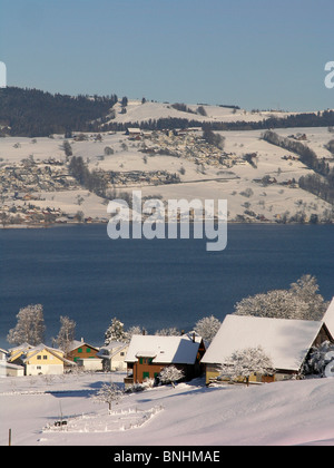 Suisse Canton de Zug Aegeri Lac paysage paysage montagnes nature neige froid hiver hills maisons arbres Banque D'Images