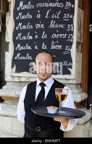 Barman dans Central Square Bruxelles plats de moules sur chalk board beer la Grand Place Grand Place Banque D'Images