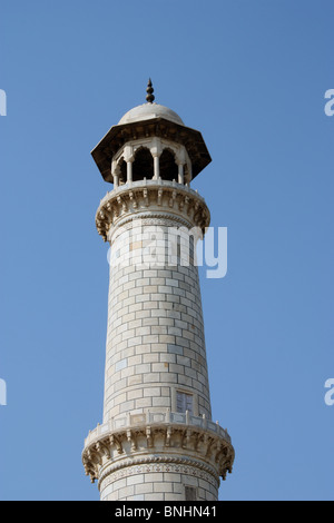 Vue sur le pilier de la tour de garde et le côté du Taj Mahal Banque D'Images