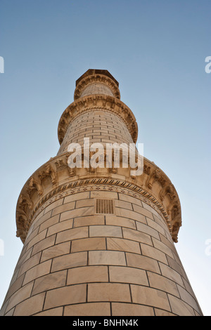 Vue sur le pilier de la tour de garde et le côté du Taj Mahal Banque D'Images