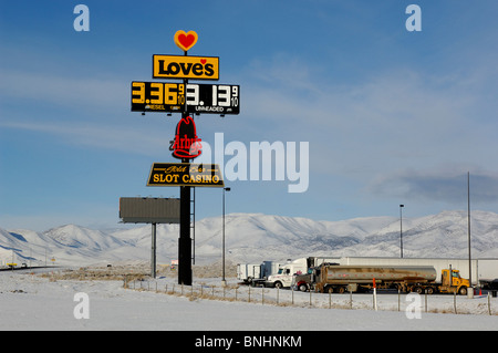 USA aime Truck Stop près de Reno Nevada neige hiver station de remplissage des camions signe garage parking pays rural route autoroute Banque D'Images