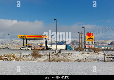 USA aime Truck Stop près de Reno Nevada neige hiver station de remplissage des camions signe garage parking pays rural route autoroute Banque D'Images