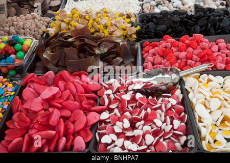 Présentoir de comptoir avec plateaux de « friandises Pick n Mix »; bouillies, fizzés, mousse, gelée,rétro, chocolat, friandises et confiserie. Banque D'Images