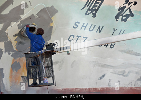 Afrique du Sud Cape Town Afrique du Sud shipyard varnisher peinture anti-rouille de la rénovation de l'industrie de l'homme travailleur dry dock dock bateau bateau de travail Banque D'Images