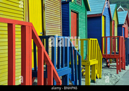 Afrique Afrique du Sud St Jacques à Muizenberg False Bay Somerset West stand abris coloré couleurs peint plage côte mer Banque D'Images