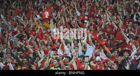 La Suisse l'UEFA Euro 2008 Championnat d'Europe de football soccer sport sports stade de football suisse croix drapeau Drapeaux tribune Banque D'Images